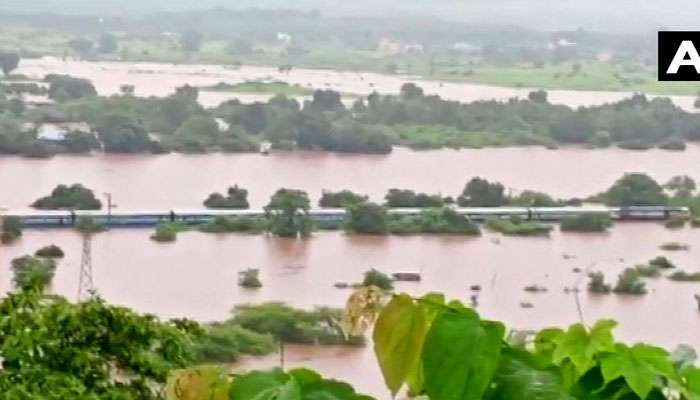 কোমর জলে দাঁড়িয়ে মহালক্ষ্মী এক্সপ্রেস, জলবন্দি ৭০০ যাত্রীকে উদ্ধারে নামল সেনা কপ্টার