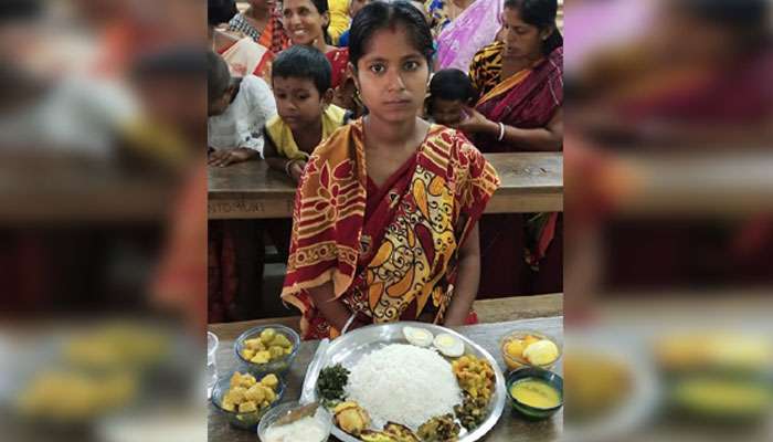 আধিকারিকের পাশেই মন্ত্রী, আজব সরকারি বিধির সমালোচনায় নেটিজেনরা