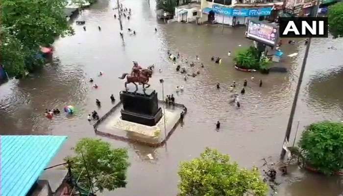 বন্যায় বিপর্যস্ত মুম্বই-পুনে, পরিস্থিতি আরও খারাপ হওয়ার আশঙ্কায় লাল সতর্কবার্তা প্রশাসনের