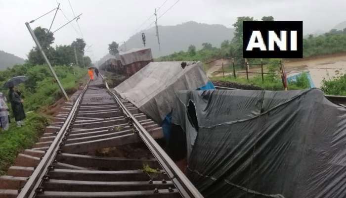 প্রবল বর্ষণ, বন্যায় ধসে পড়ল রেল লাইন, লাইনচ্যুত মালগাড়ির ৩টি বগি