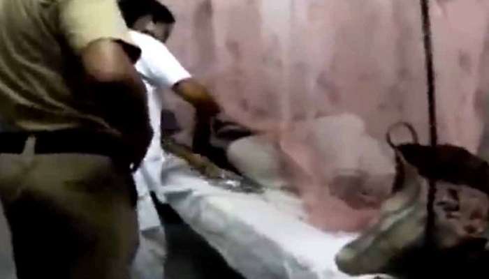 রাস্তা থেকে তুলে নিয়ে গিয়ে তৃণমূল কর্মীকে কুপিয়ে খুন রাস্তা থেকে তুলে নিয়ে গিয়ে তৃণমূল কর্মীকে কুপিয়ে খুন