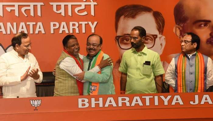 বিজেপিতে যোগ দিলেন শোভন, মুকুলের পা ছুঁয়ে প্রণাম বৈশাখীর বিজেপিতে যোগ দিলেন শোভন, মুকুলের পা ছুঁয়ে প্রণাম বৈশাখীর