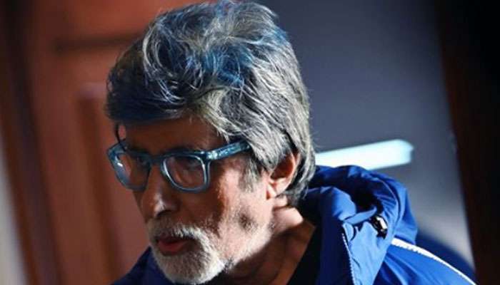 নীল ফ্রেমের চশমা, হঠাত্ চুলেও নীল রঙ করে নিলেন অমিতাভ বচ্চন, কেন? নীল ফ্রেমের চশমা, হঠাত্ চুলেও নীল রঙ করে নিলেন অমিতাভ বচ্চন, কেন?