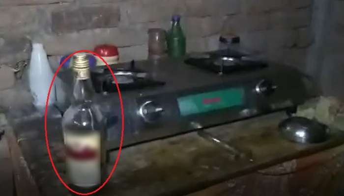 চুরি করতে এসে চুটিয়ে মদ খেল চোর! 'সাজিয়ে' রেখে গেল বোতল চুরি করতে এসে চুটিয়ে মদ খেল চোর! 'সাজিয়ে' রেখে গেল বোতল