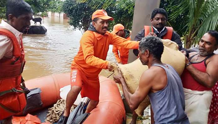 নিজেদের বাড়িই জলের তলায়, তবুও বন্যাদুর্গতদের পাশে দাঁড়াতে মরিয়া পুলিসকর্মীরা নিজেদের বাড়িই জলের তলায়, তবুও বন্যাদুর্গতদের পাশে দাঁড়াতে মরিয়া পুলিসকর্মীরা