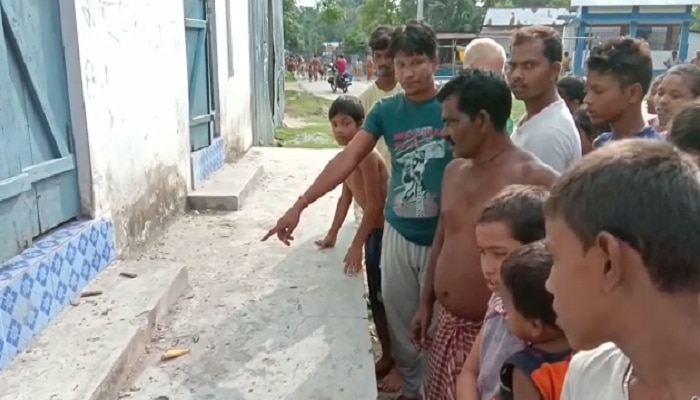 রাতভর বোমাবাজি, অস্ত্র হাতাহাতি দাপাদাপি, বাড়ি ভাঙচুর, উত্তপ্ত মাথাভাঙা রাতভর বোমাবাজি, অস্ত্র হাতাহাতি দাপাদাপি, বাড়ি ভাঙচুর, উত্তপ্ত মাথাভাঙা