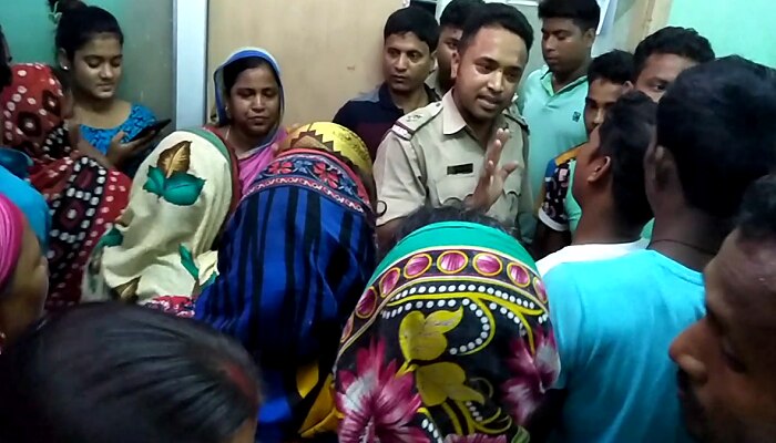 সদ্য তৃণমূলে যোগ দেওয়ায় ক্ষোভ, গোষ্ঠী সংঘর্ষে উত্তপ্ত বাসন্তী সদ্য তৃণমূলে যোগ দেওয়ায় ক্ষোভ, গোষ্ঠী সংঘর্ষে উত্তপ্ত বাসন্তী