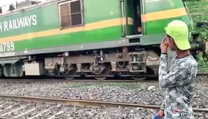 TikTok-এ শুট করতে মগ্ন, পুরুলিয়ায় ট্রেনের ধাক্কায় মৃত্যু হল ছাত্রের TikTok-এ শুট করতে মগ্ন, পুরুলিয়ায় ট্রেনের ধাক্কায় মৃত্যু হল ছাত্রের