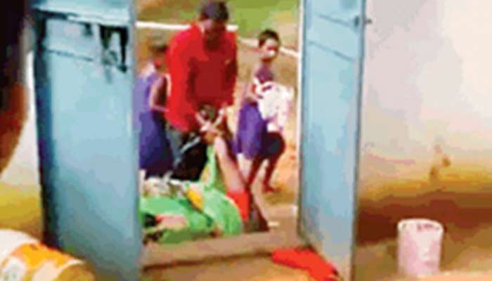 ছাত্রাবাসের ঘর থেকে মহিলা সাফাইকর্মীকে টেনে হিঁচড়ে রাস্তায় ফেলল হোস্টেল সুপারের স্বামী! ছাত্রাবাসের ঘর থেকে মহিলা সাফাইকর্মীকে টেনে হিঁচড়ে রাস্তায় ফেলল হোস্টেল সুপারের স্বামী!