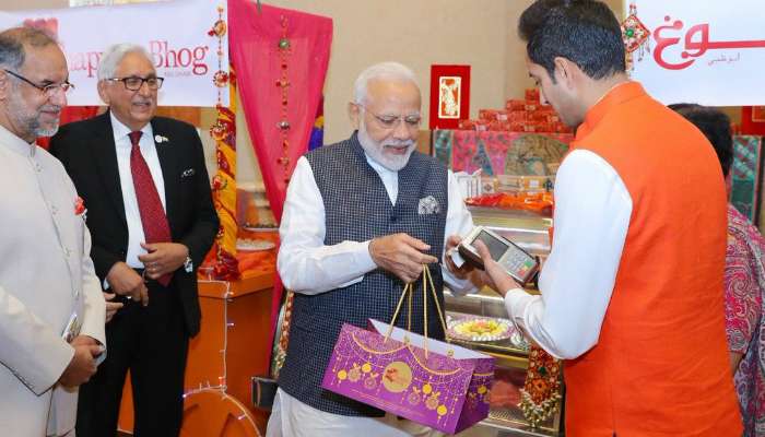 ভিডিয়ো: আমিরশাহিতে ভারতের রুপে কার্ডের সূচনা করে প্রসাদের লাড্ডু কিনলেন মোদী ভিডিয়ো: আমিরশাহিতে ভারতের রুপে কার্ডের সূচনা করে প্রসাদের লাড্ডু কিনলেন মোদী