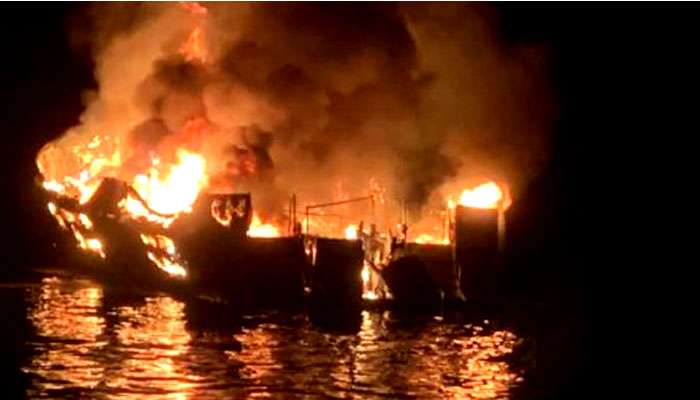 ক্যালিফোর্নিয়া উপকূলে বোটে ভয়ঙ্কর অগ্নিকাণ্ড, দগ্ধ ২৫ ঘুমন্ত যাত্রী ক্যালিফোর্নিয়া উপকূলে বোটে ভয়ঙ্কর অগ্নিকাণ্ড, দগ্ধ ২৫ ঘুমন্ত যাত্রী