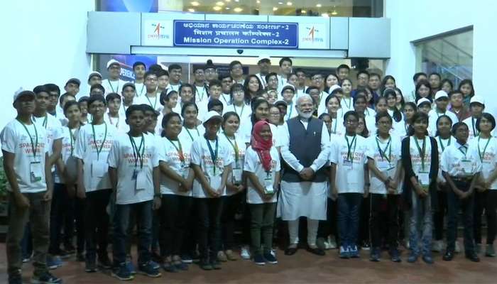 লক্ষ্য বড় হলে ছোট ছোট ভাগে ভাগ করে নাও, ইসরোয় পড়ুয়াদের সাফল্যের টোটকা মোদীর লক্ষ্য বড় হলে ছোট ছোট ভাগে ভাগ করে নাও, ইসরোয় পড়ুয়াদের সাফল্যের টোটকা মোদীর