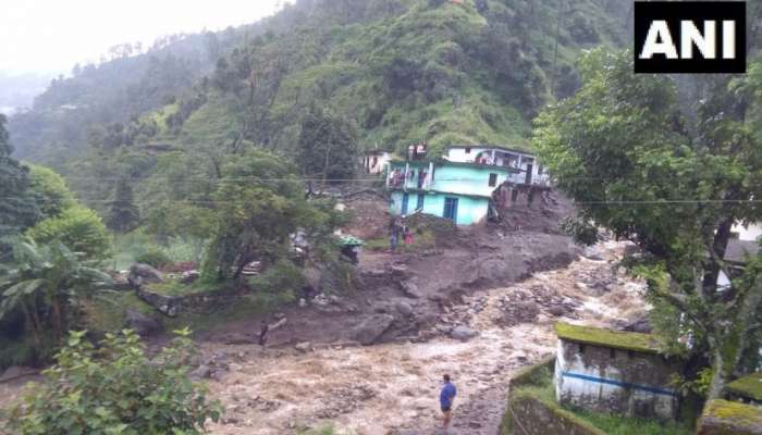 মেঘভাঙা বৃষ্টিতে বিপর্যস্ত উত্তরাখণ্ডের চমোলী, হড়পা বানে ভেসে গেল দু’টি বাড়ি