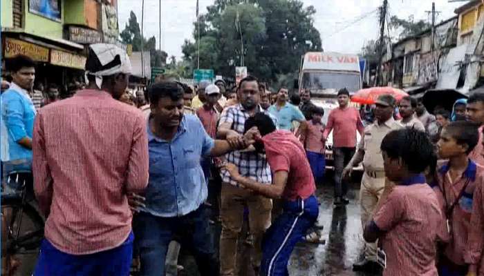 স্কুলে ঢুকে ছাত্রকে মার তৃণমূল নেতার, স্থানীয়দের অবরোধে লাঠিচার্জ পুলিসের