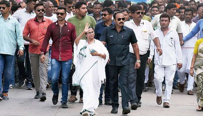 এই প্রথম, তৃণমূলের মিছিলে মমতার নিরাপত্তায় সরকারি ব্যারিকেড এই প্রথম, তৃণমূলের মিছিলে মমতার নিরাপত্তায় সরকারি ব্যারিকেড