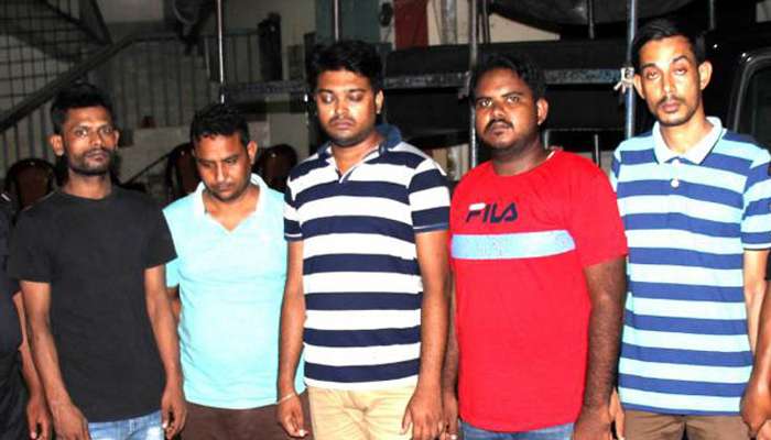 ফেসবুকে মেয়ে সেজে একের পর এক প্রতারণা, গ্রেপ্তার ৫ ফেসবুকে মেয়ে সেজে একের পর এক প্রতারণা, গ্রেপ্তার ৫