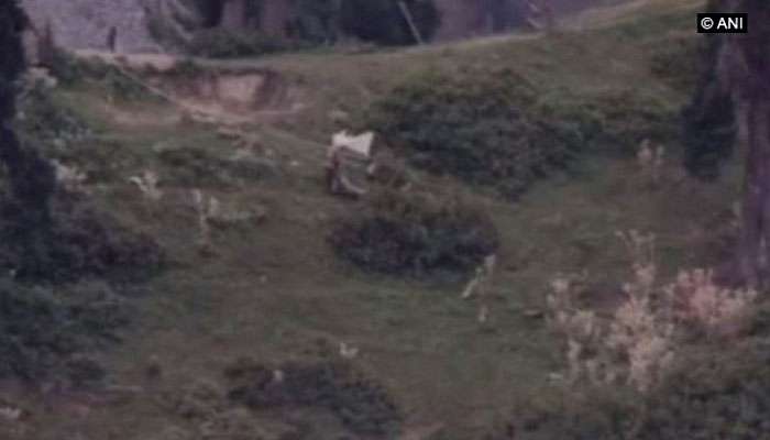 পাল্টা গুলিতে কোণঠাসা; ২ সেনার মৃতদেহ উদ্ধার করতে সাদা পতাকা দেখাতে বাধ্য হল পাক সেনা, দেখুন পাল্টা গুলিতে কোণঠাসা; ২ সেনার মৃতদেহ উদ্ধার করতে সাদা পতাকা দেখাতে বাধ্য হল পাক সেনা, দেখুন