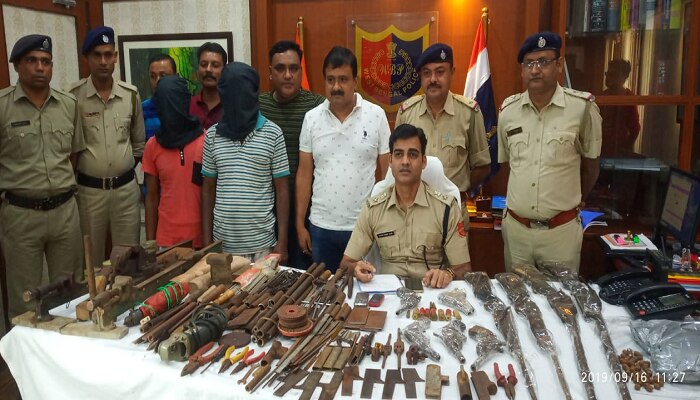 জীবনতলায় বাড়ির ভিতরেই অস্ত্র কারখানা, উদ্ধার বিপুল পরিমাণ অত্যাধুনিক আগ্নেয়াস্ত্র জীবনতলায় বাড়ির ভিতরেই অস্ত্র কারখানা, উদ্ধার বিপুল পরিমাণ অত্যাধুনিক আগ্নেয়াস্ত্র