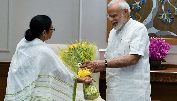 শুরু হল মোদী-মমতা বৈঠক, সাক্ষাতেই হলুদ গোলাপে বন্ধুত্বের বার্তা মমতার