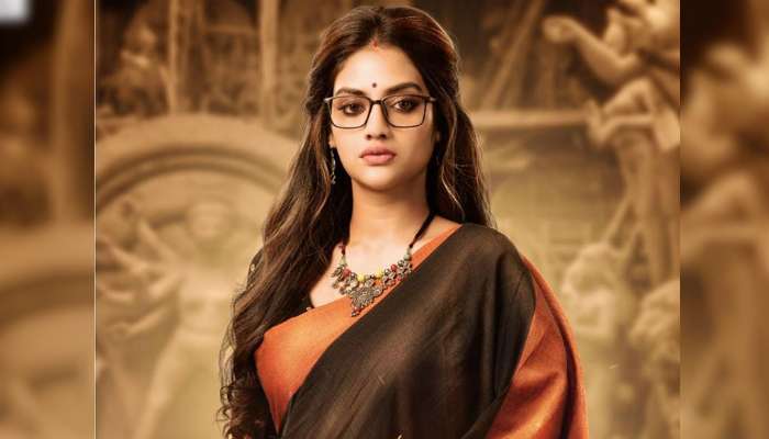 পরনে শাড়ি, চোখে চশমা, সিঁথিতে সিঁদুর, 'অসুর' এর লুকে নুসরত