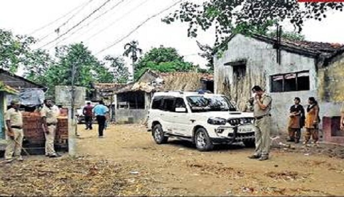 স্বাস্থ্যবিমার কুপন বিলি নিয়ে বচসা, তৃণমূল কর্মীদের লক্ষ্য করে বোমাবাজি