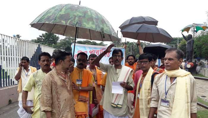 দশ হাজার টাকা দক্ষিণা চাই! দাবি নিয়ে মিছিলে পুরোহিতরা, উঠল স্লোগান