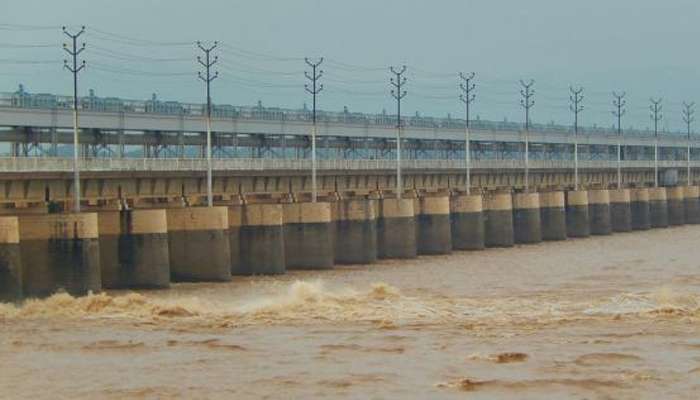 জলের তোড় সামলাতে ফরাক্কা ব্যারাজের সব ক&#039;টি লকগেট খুলে দিল কর্তৃপক্ষ