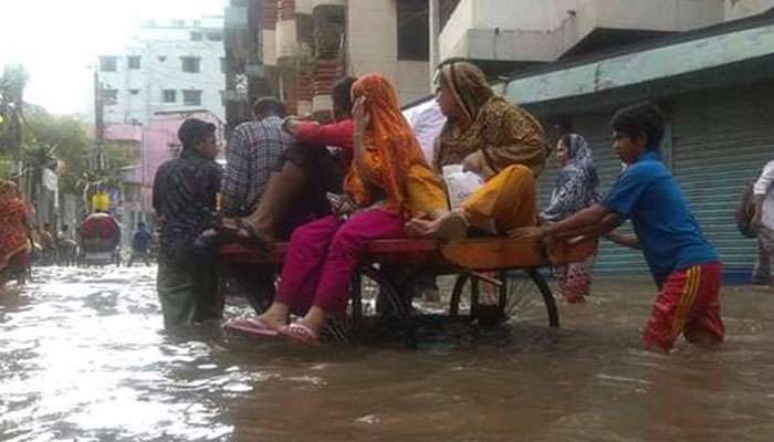 চারিদিকে হাঁটু জল, রাস্তার এপার থেকে ওপার যেতে ভাড়া লাগছে ২০ টাকা চারিদিকে হাঁটু জল, রাস্তার এপার থেকে ওপার যেতে ভাড়া লাগছে ২০ টাকা