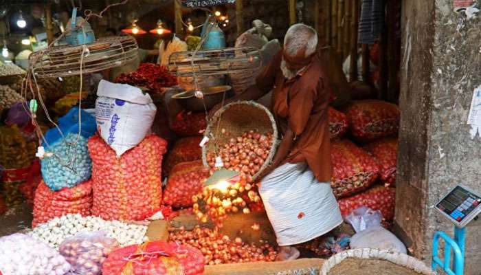 ভারত রফতানি বন্ধ করে দেওয়ায় পেঁয়াজের ঝাঁঝে ‘চোখে জল’ বাংলাদেশের