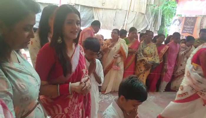 বাঘা যতীন তরুণ সঙ্ঘের পুজো মণ্ডপে পুস্পাঞ্জলি দিলেন অভিনেত্রী প্রিয়ঙ্কা