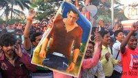 সলমনের বাড়ির সামনে বিক্ষোভ, বাড়ানো হল পুলিসি নিরাপত্তা