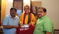 নোবেলজয়ী অভিজিৎ বন্দ্যোপাধ্যায়ের হাতে আজীবন সদস্যপদ তুলে দিল মোহনবাগান