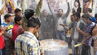 কেক কেটে দুঃস্থদের খাইয়ের শাহরুখের জন্মদিন সেলিব্রেট বাঁকুড়ার ভক্তদের