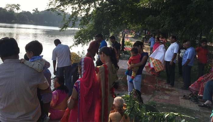 সূর্য আরাধনায় রাত থেকেই পুণ্যার্থীদের ভিড় ঘাটে-ঘাটে, ছট পুজোর আমেজ গোটা রাজ্যেও