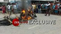  রায়গঞ্জের গৌরিগ্রামে বিক্ষোভ, জ্বালিয়ে দেওয়া হল বাইক