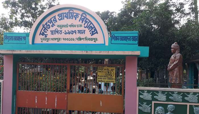 মনীষীদের পায়ে ফুল দিয়ে শুরু হয় দুর্লভপুরের প্রাথমিক স্কুলের পঠনপাঠন