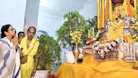 মদনমোহন মন্দিরে 'মা-মাটি-মানুষ' গোত্রে পুজো দিলেন মুখ্যমন্ত্রী