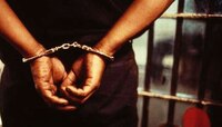দাগি আসামীকে বিয়ের প্রস্তাব মহিলা পুলিসের, 'বর' সেজে আসতেই বিপত্তি
