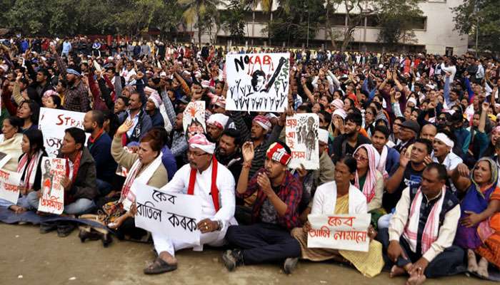 গুয়াহাটি-ডিব্রুগড়ে শিথিল কার্ফু; রেল স্টেশন-বিমানবন্দর পর্যন্ত বাস সার্ভিস চালু, বহু জেলায় বদলি পুলিস সুপার 