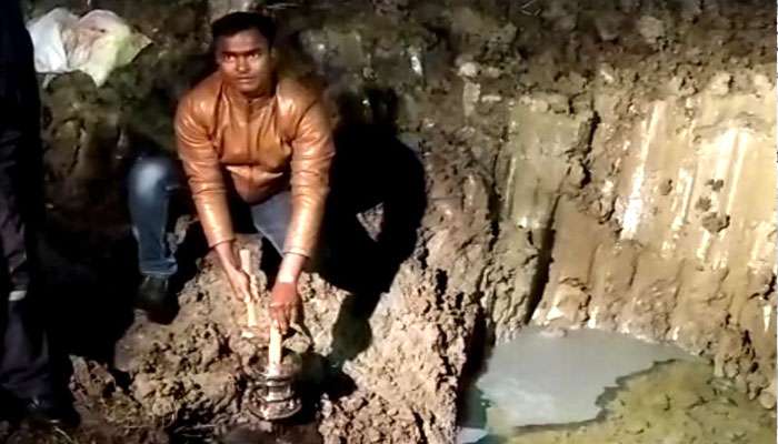 ভাসছে কয়েক বিঘে জমি, ইন্ডিয়ান অয়েলের পাইপ ফুটো করে তেল চুরি গলসিতে