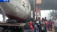 উড়ালপুলে আটকে গেল আস্ত বিমান