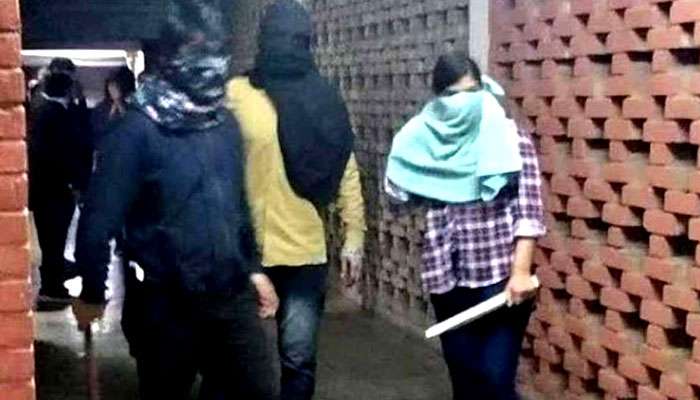 হাত পড়ল আসল জায়গায়! জেএনইউকাণ্ডের তদন্তে নজর এবার পড়ুয়াদের ২ হোয়াটসঅ্যাপ গ্রুপে