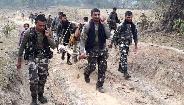 প্রতি মুহূর্তে  নকশাল হামলার আশঙ্কা, প্রসুতিকে কাঁধে নিয়ে ৬ কিলোমিটার হাঁটলেন সিআরপিএফ জওয়ানরা