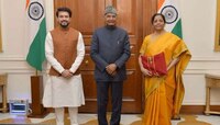 দেখুন ছবিতে: ফের লাল বইখাতায় নির্মলা, বাজেটে সংসদে এলেন মেয়ে পরকলা      