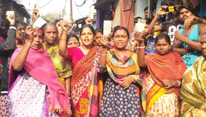 'পুলিসকে ঘুষ দিতে আমরাও তৈরি', ট্যাংরা 'অপহরণ' কাণ্ডে হাতে টাকা নিয়ে বিক্ষোভে মহিলারা