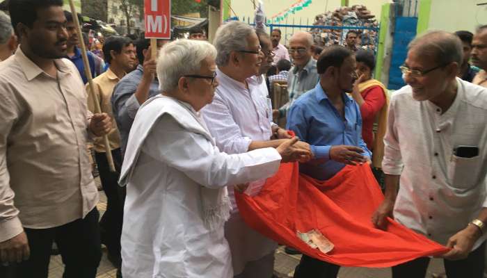 দিল্লির হিংসায় আক্রান্তদের জন্য অর্থসংগ্রহে রাস্তায় বিমান বসু