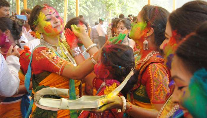 ফাগুন হাওয়ায় আজ রং মিলান্তি; করোনা আতঙ্ককে দূরে সরিয়ে দোল উত্সবে মুখর বাংলা