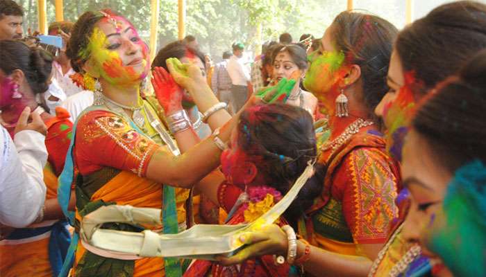 ফাগুন হাওয়ায় আজ রং মিলান্তি; করোনা আতঙ্ককে দূরে সরিয়ে দোল উত্সবে মুখর বাংলা ফাগুন হাওয়ায় আজ রং মিলান্তি; করোনা আতঙ্ককে দূরে সরিয়ে দোল উত্সবে মুখর বাংলা