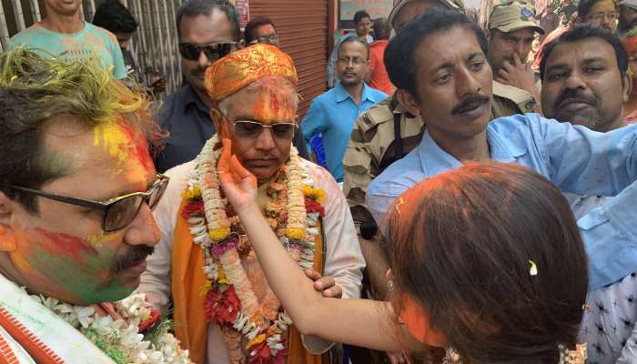 করোনাভাইরাসে কিচ্ছু হবে না, মায়ের আশীর্বাদ আছে, দাওয়াই 'ধন্বন্তরী' দিলীপের করোনাভাইরাসে কিচ্ছু হবে না, মায়ের আশীর্বাদ আছে, দাওয়াই 'ধন্বন্তরী' দিলীপের