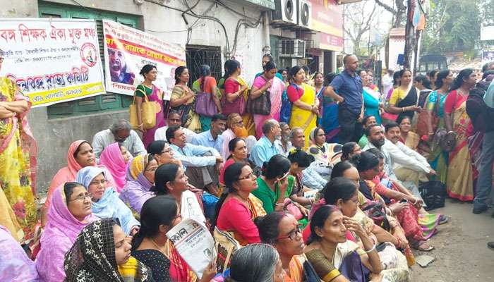 রোদ্দুর রায়কে অবিলম্বে গ্রেফতারের দাবিতে পথে নামলেন শিক্ষকরা